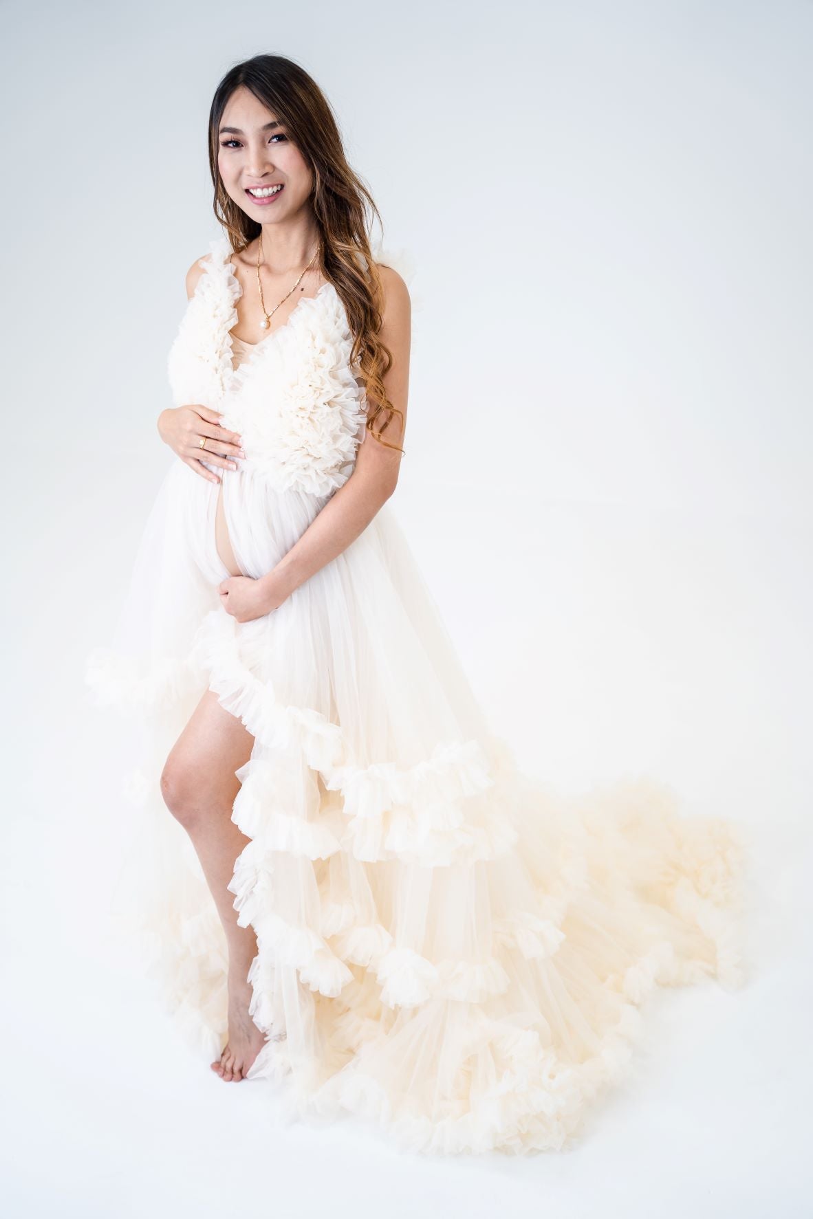 white maternity dresses for photoshoot